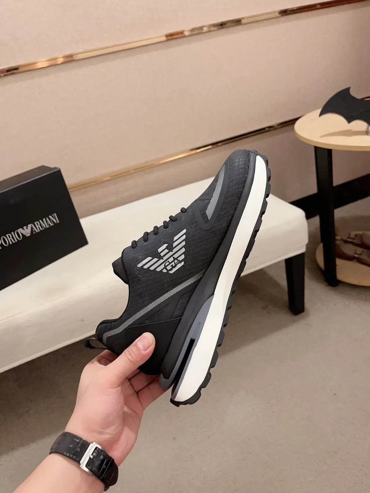 Emporio Armani Tênis lifestyle pretos e brancos com upper de malha, midsole esculpido e camadas 5