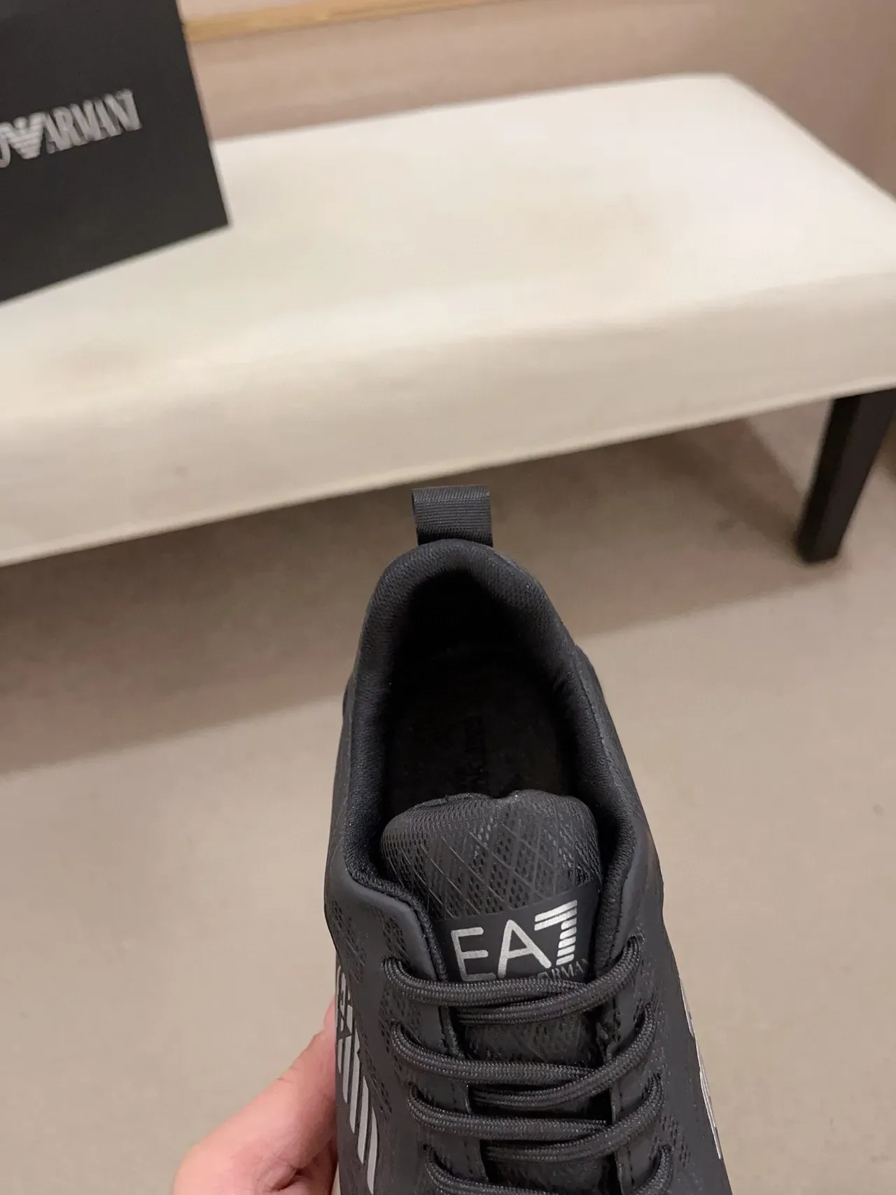 Emporio Armani Tênis lifestyle pretos e brancos com upper de malha, midsole esculpido e camadas 6