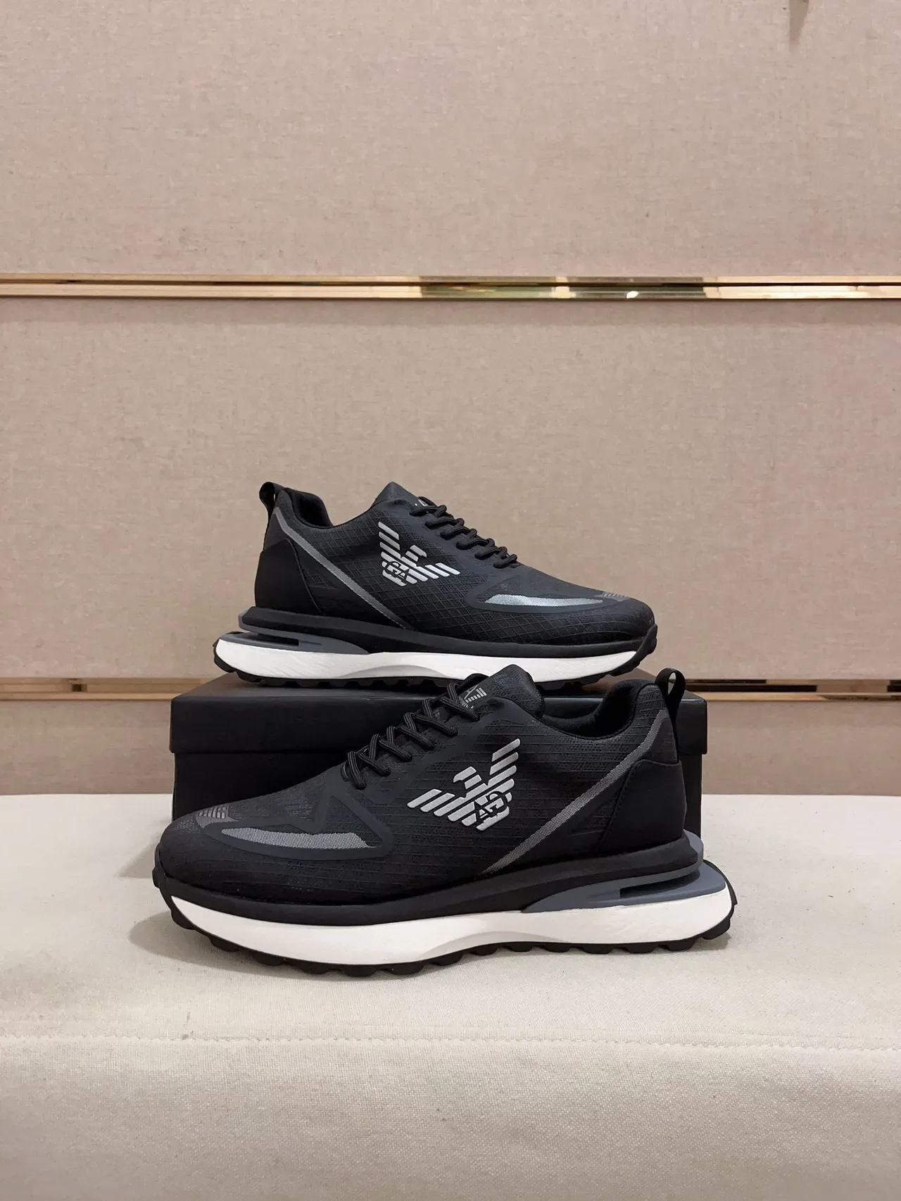 Emporio Armani Tênis lifestyle pretos e brancos com upper de malha, midsole esculpido e camadas 7