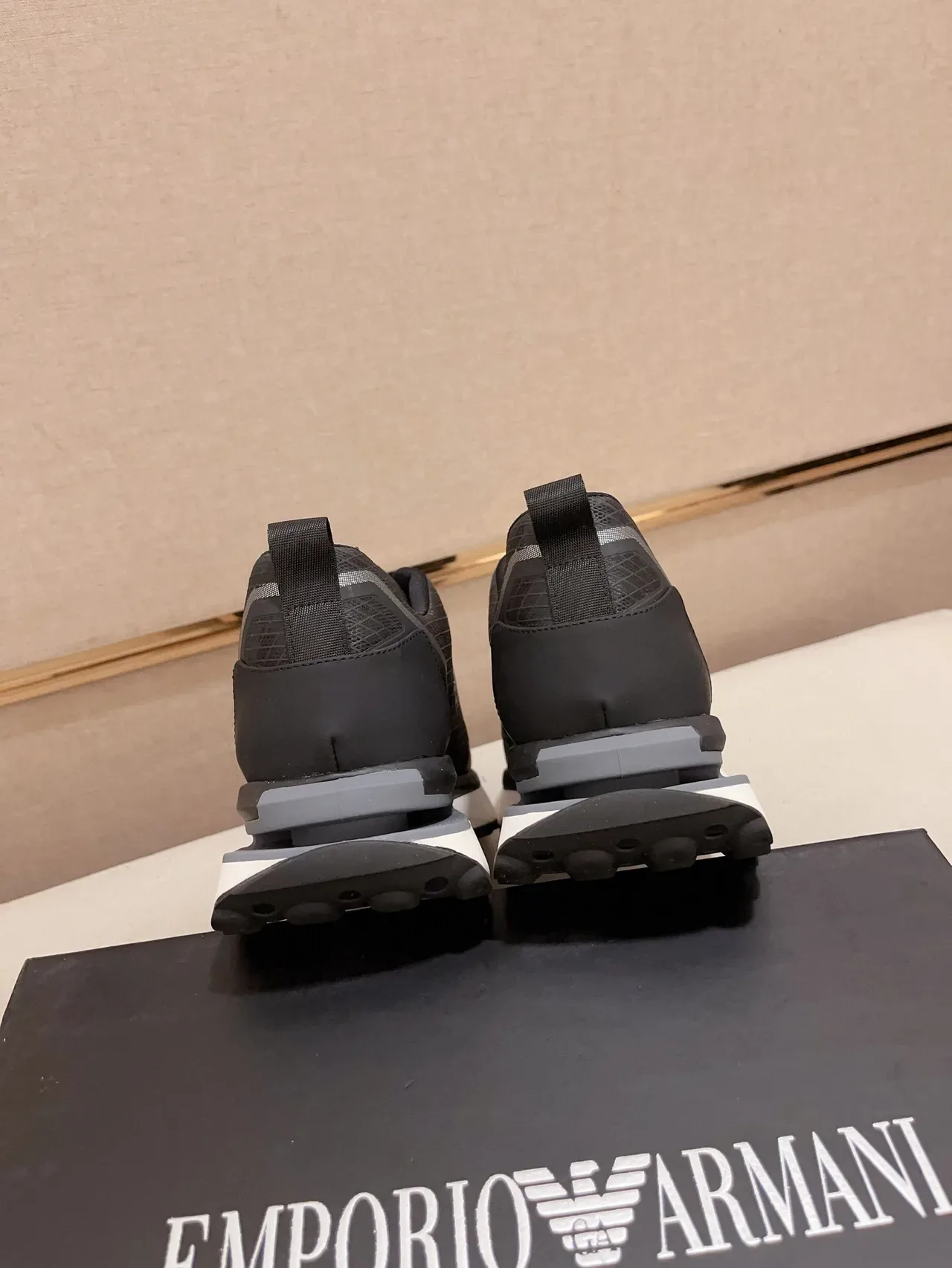 Emporio Armani Tênis lifestyle pretos e brancos com upper de malha, midsole esculpido e camadas 8