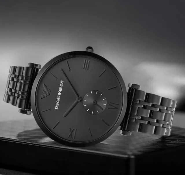 Emporio Armani Montre Classique Noire Monochrome Minimaliste avec Cadran Minimaliste en Quartz 2