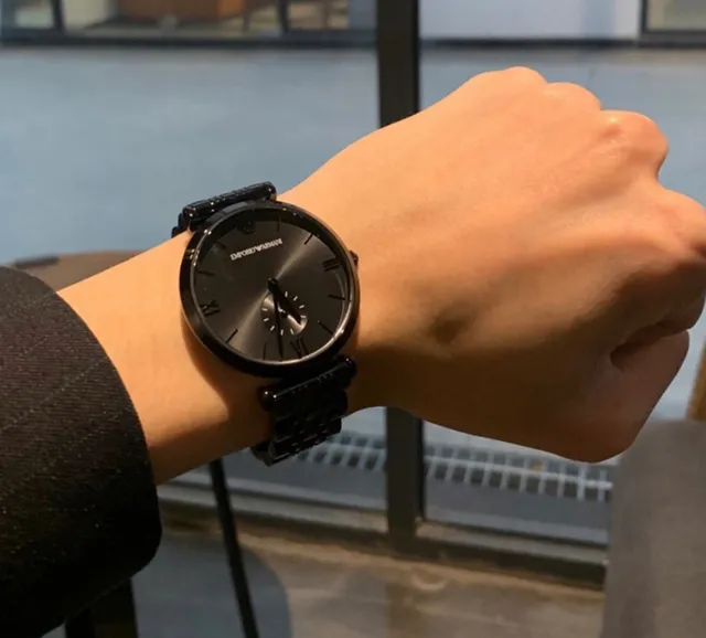 Emporio Armani Montre Classique Noire Monochrome Minimaliste avec Cadran Minimaliste en Quartz 5