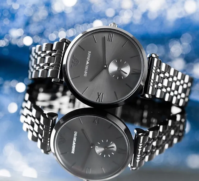 Emporio Armani Montre Classique Noire Monochrome Minimaliste avec Cadran Minimaliste en Quartz 6
