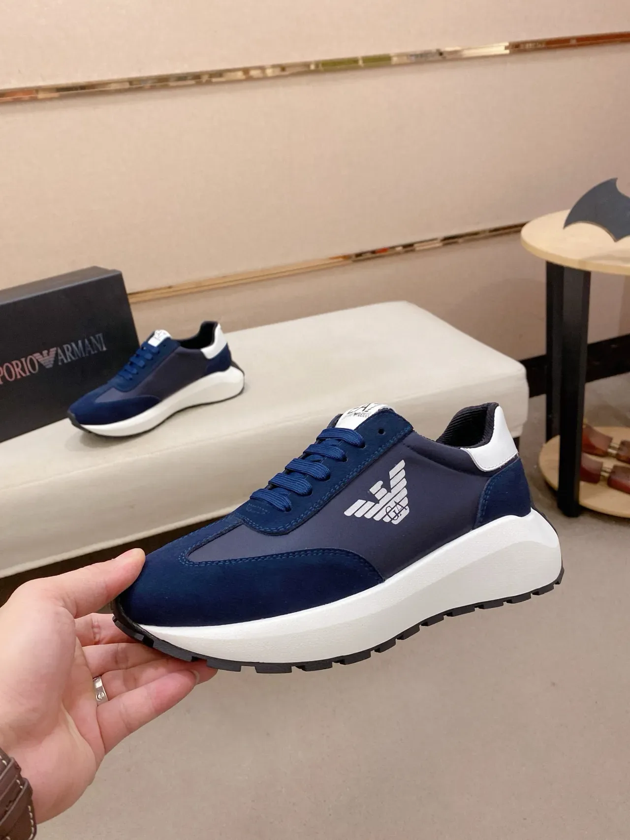 Emporio Armani Sneaker Lifestyle Marine Blanc Daim et Textile Supérieur Semelle Sculptée Sneakers Lifestyle 3