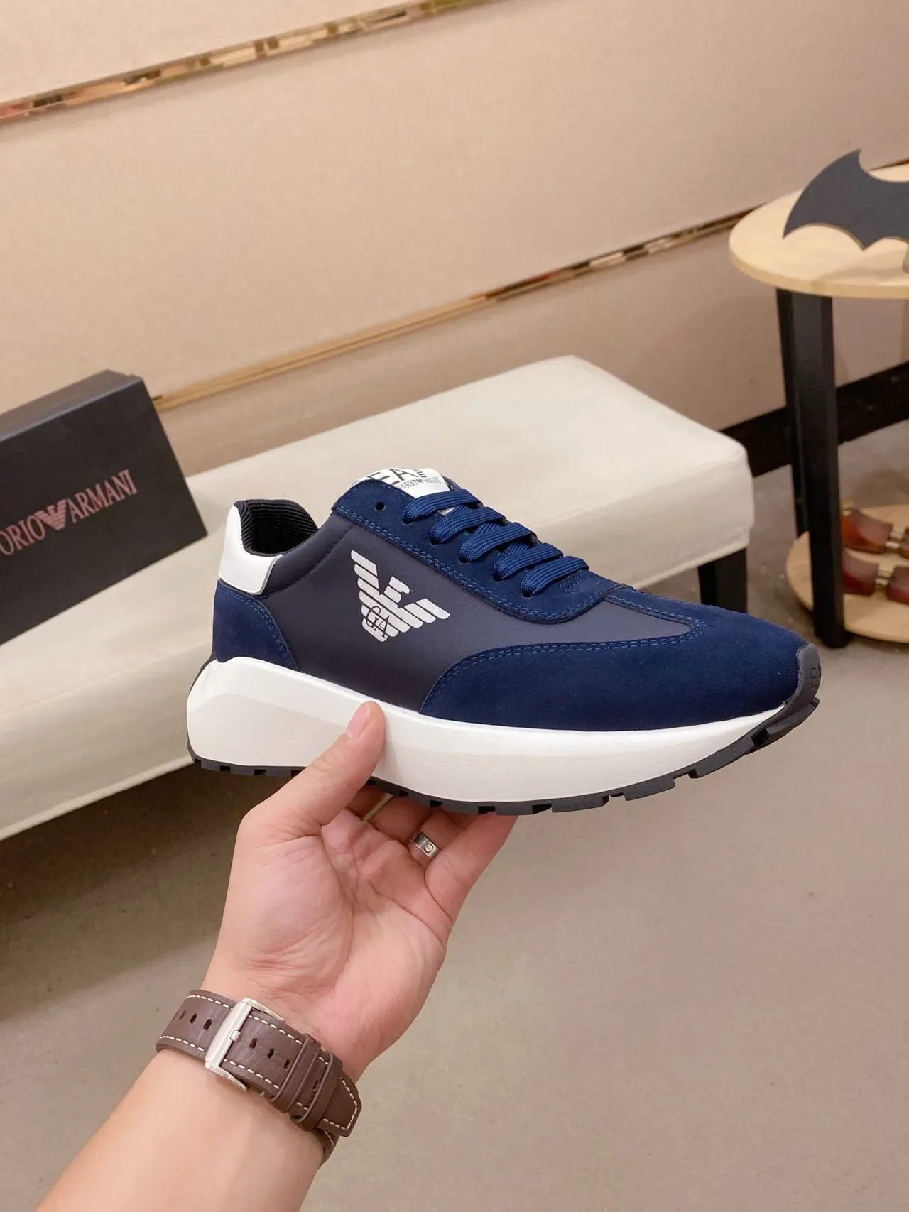 Emporio Armani Sneaker Lifestyle Marine Blanc Daim et Textile Supérieur Semelle Sculptée Sneakers Lifestyle 4