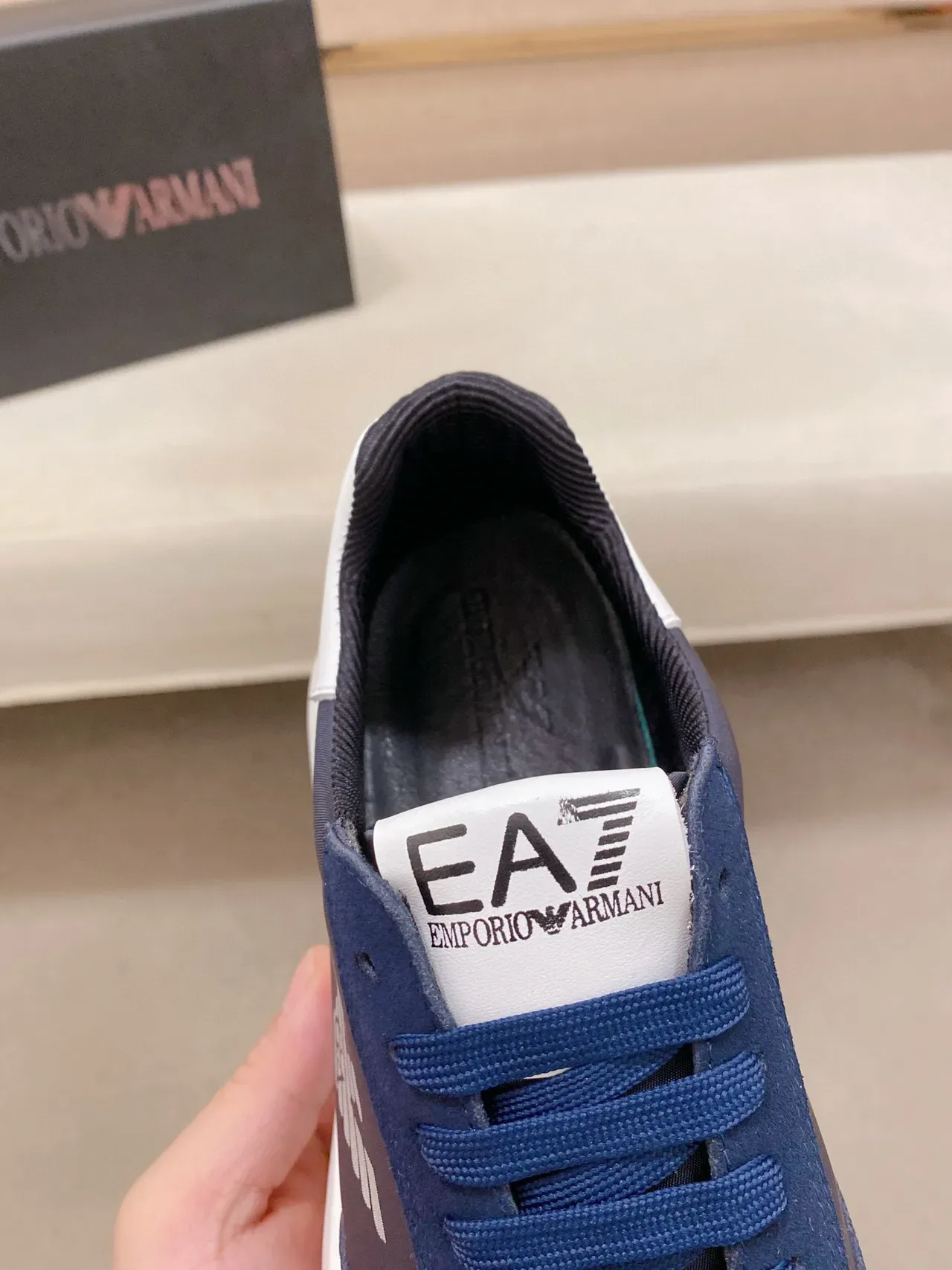 Emporio Armani Sneaker Lifestyle Marine Blanc Daim et Textile Supérieur Semelle Sculptée Sneakers Lifestyle 6