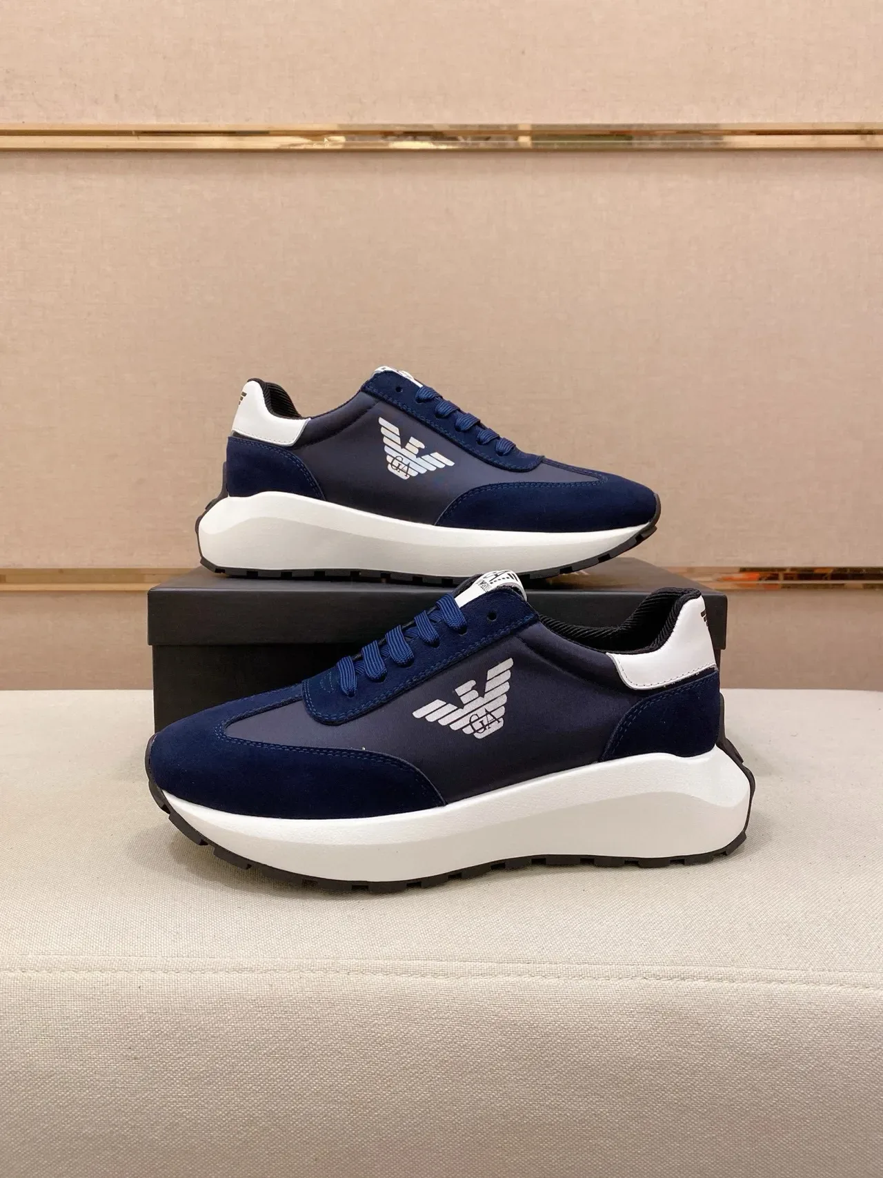 Emporio Armani Sneaker Lifestyle Marine Blanc Daim et Textile Supérieur Semelle Sculptée Sneakers Lifestyle 7