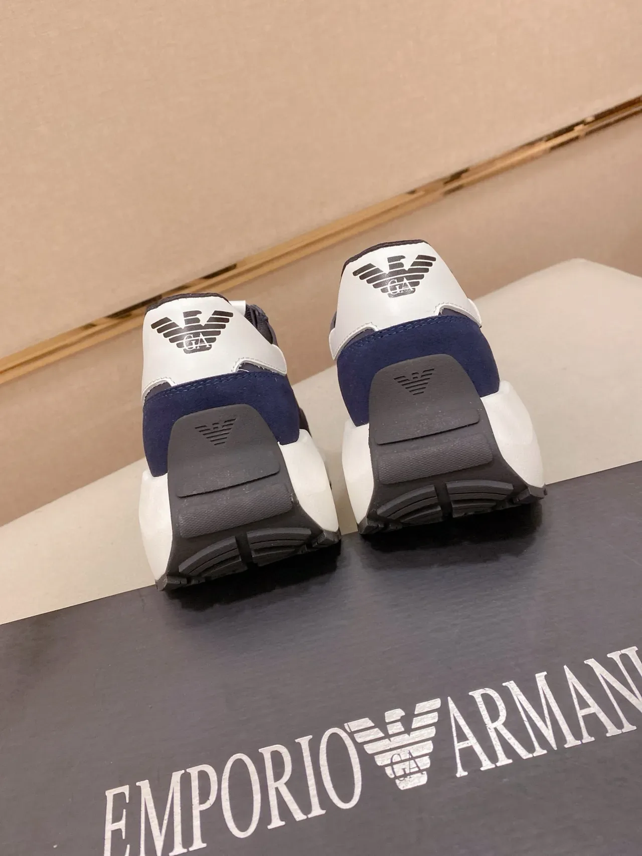 Emporio Armani Sneaker Lifestyle Marine Blanc Daim et Textile Supérieur Semelle Sculptée Sneakers Lifestyle 8