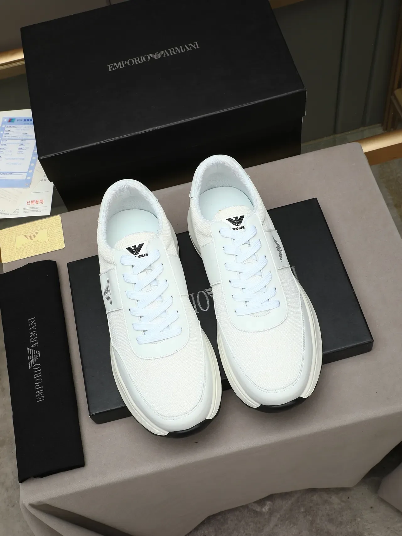 Emporio Armani Sneaker Minimaliste Blanc Style de Vie 2
