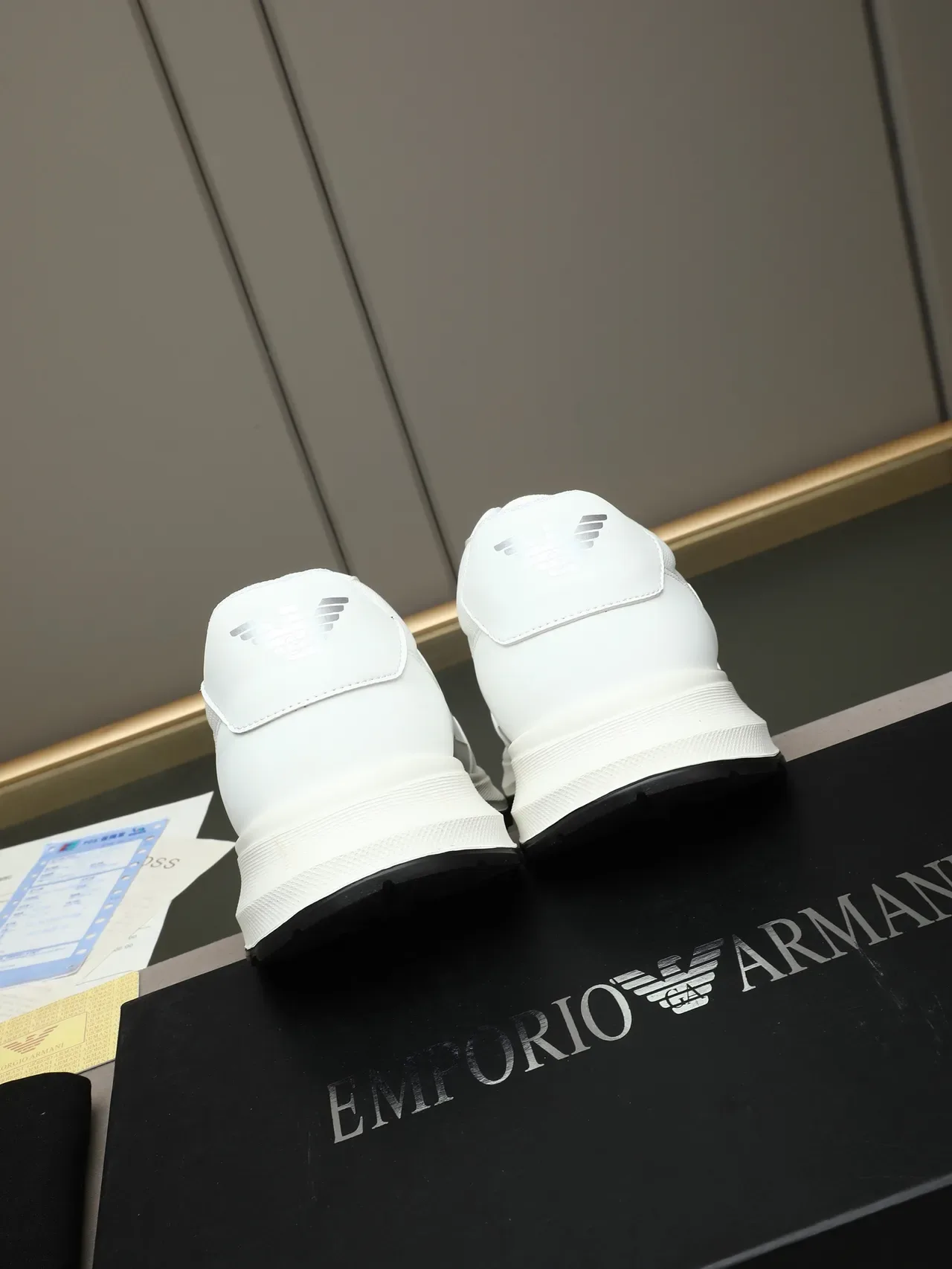 Emporio Armani Sneaker Minimaliste Blanc Style de Vie 3
