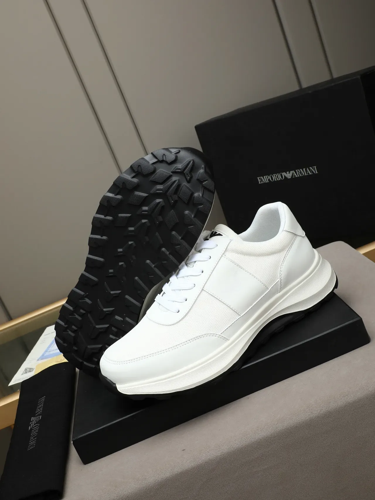 Emporio Armani Sneaker Minimaliste Blanc Style de Vie 4