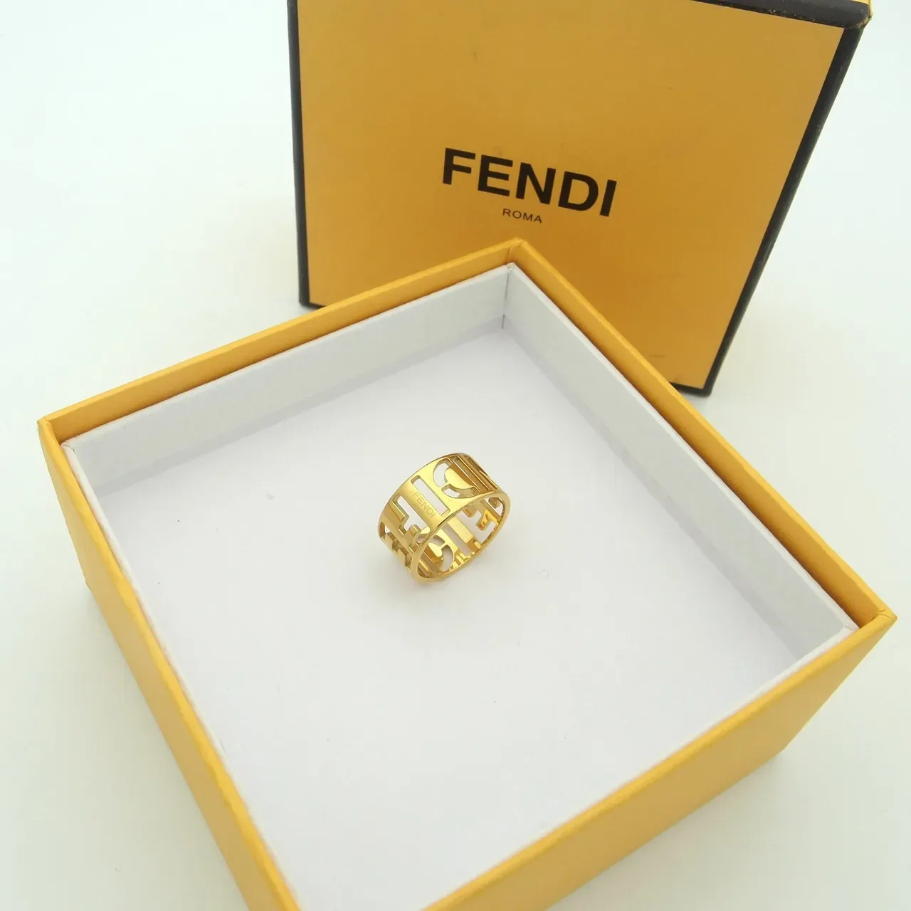 Fendi Baguette Doree Bague Dorée avec Logo Découpé 2