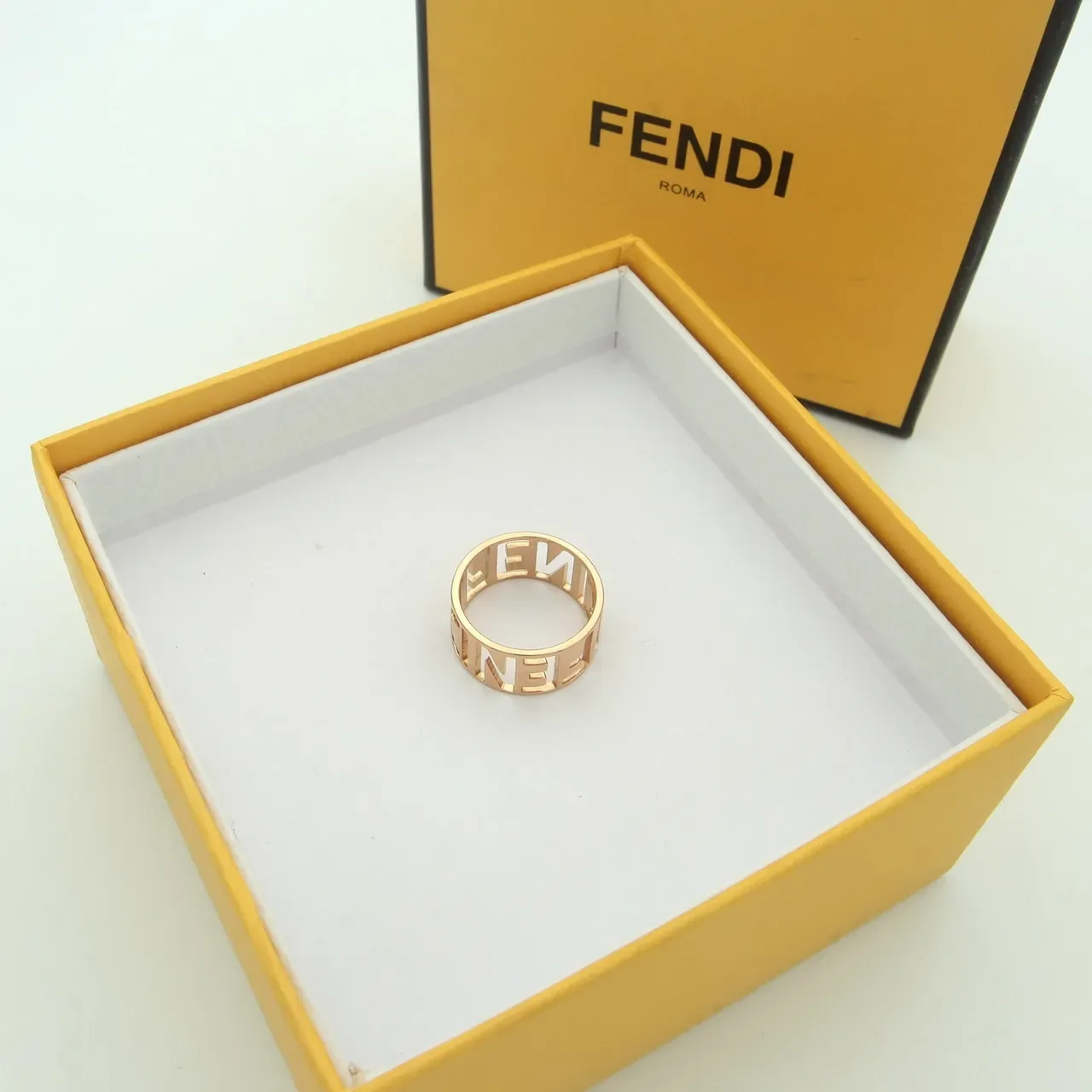 Fendi Baguette Doree Bague Dorée avec Logo Découpé 4