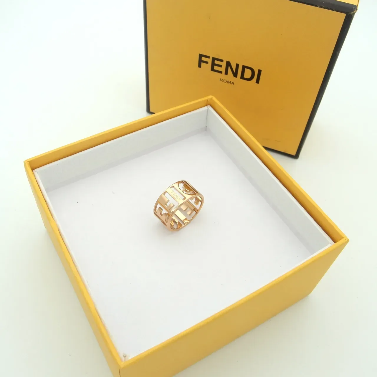 Fendi Baguette Doree Bague Dorée avec Logo Découpé 5