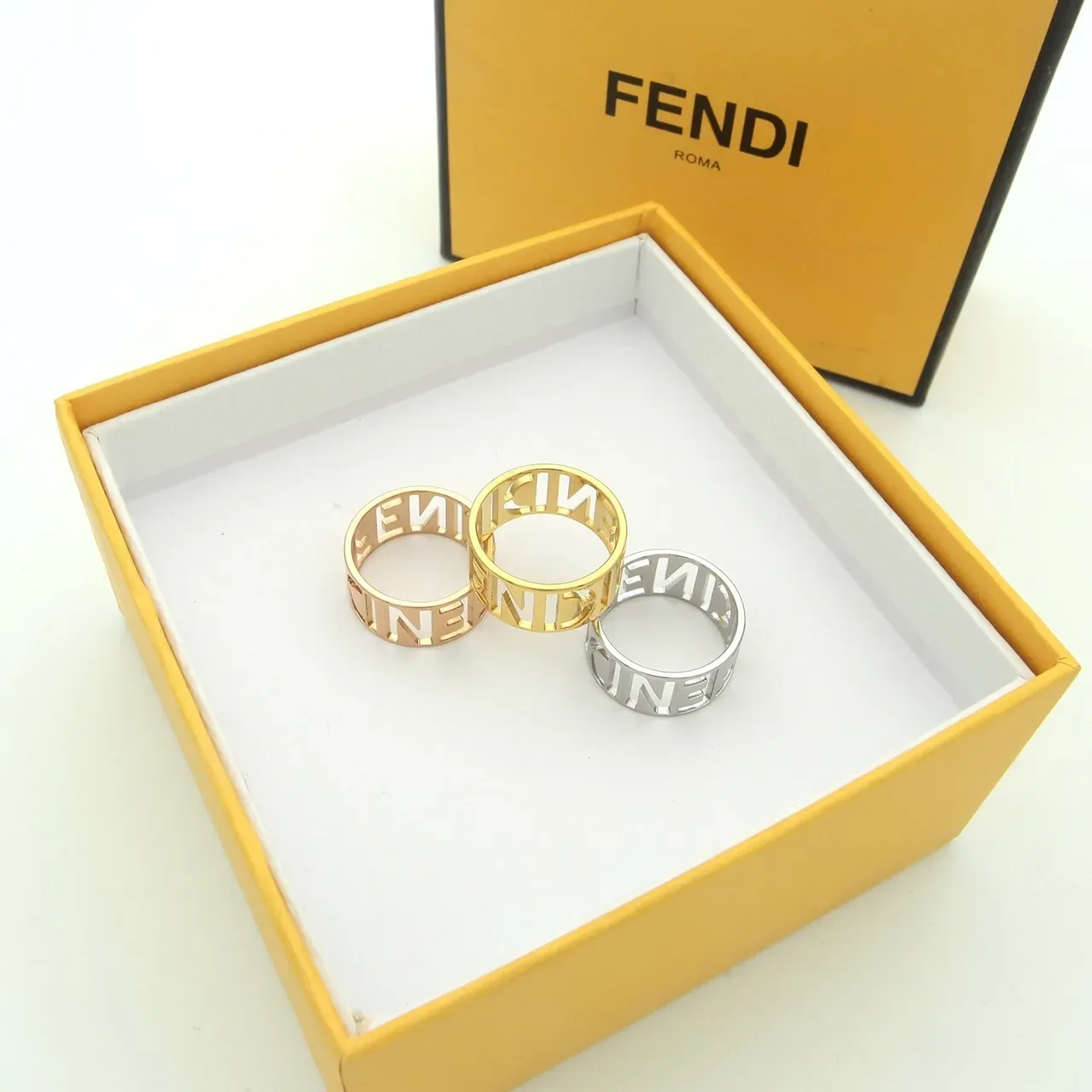 Fendi Baguette Doree Bague Dorée avec Logo Découpé 6