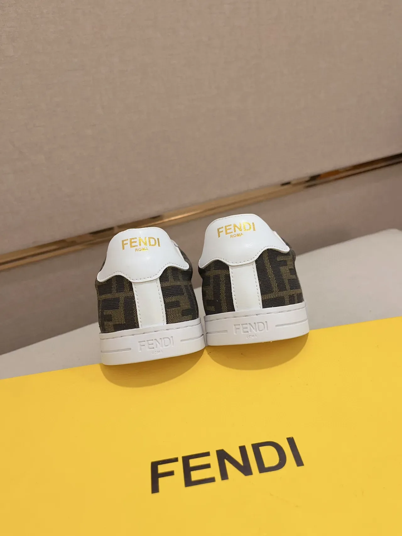 Fendi بني أبيض مونوغرام مطبوع قماش سويد تو كاب سنيكرز لايف ستايل 3