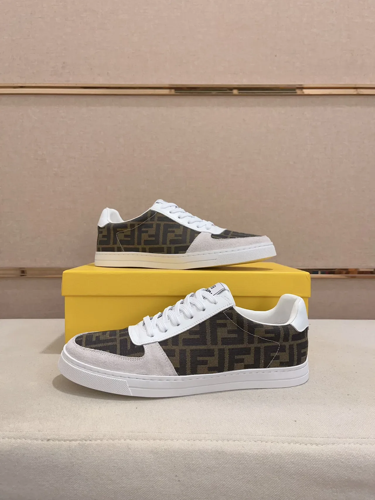 Fendi بني أبيض مونوغرام مطبوع قماش سويد تو كاب سنيكرز لايف ستايل 4