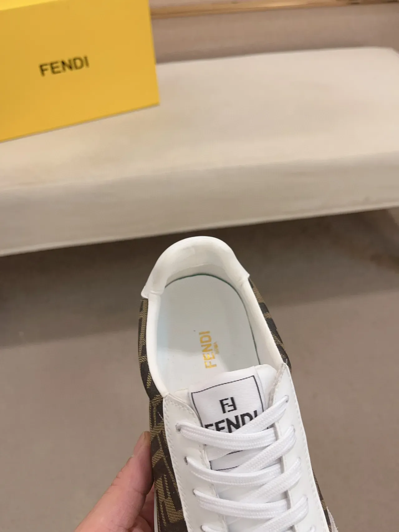Fendi بني أبيض مونوغرام مطبوع قماش سويد تو كاب سنيكرز لايف ستايل 5
