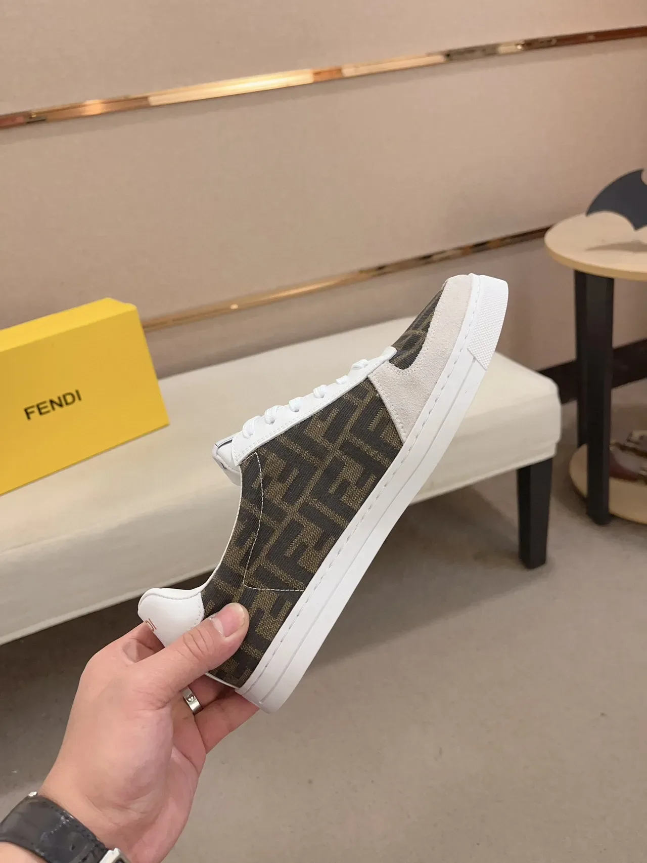 Fendi بني أبيض مونوغرام مطبوع قماش سويد تو كاب سنيكرز لايف ستايل 6