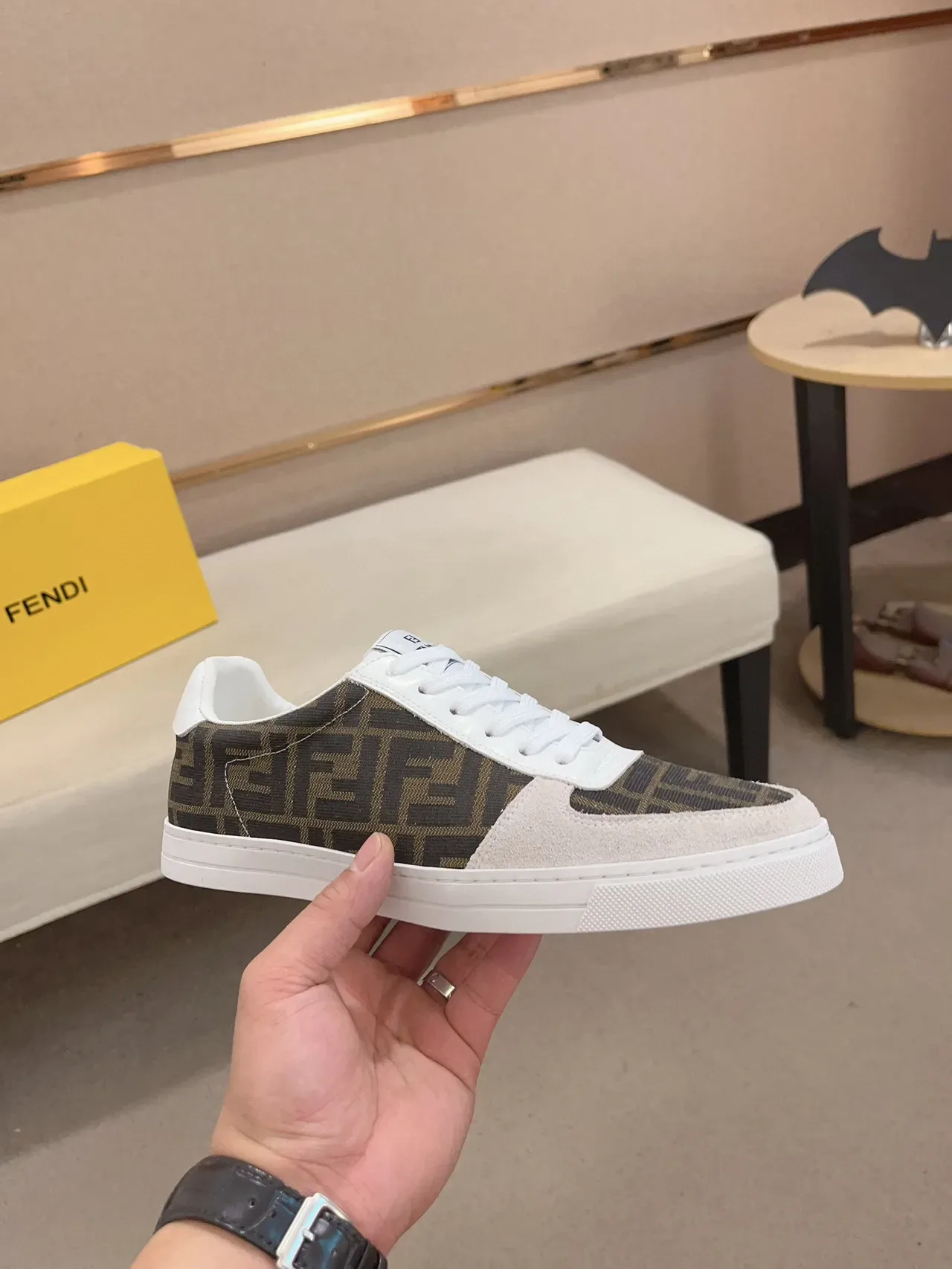 Fendi بني أبيض مونوغرام مطبوع قماش سويد تو كاب سنيكرز لايف ستايل 7