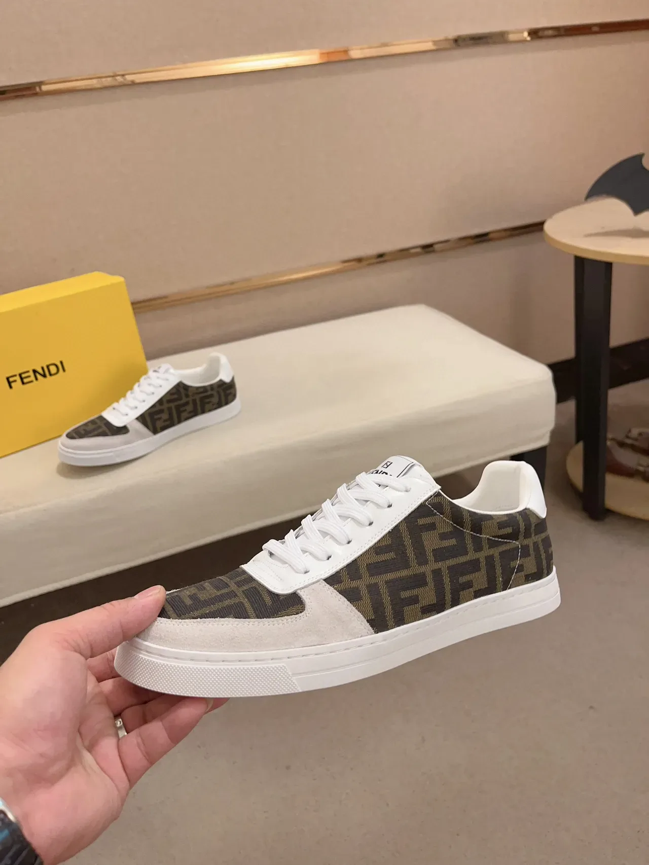 Fendi بني أبيض مونوغرام مطبوع قماش سويد تو كاب سنيكرز لايف ستايل 8