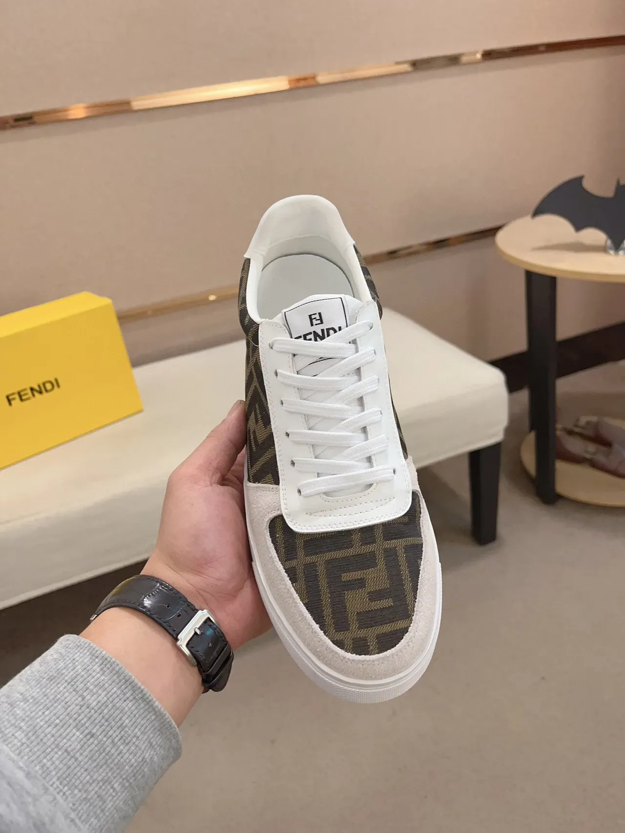 Fendi بني أبيض مونوغرام مطبوع قماش سويد تو كاب سنيكرز لايف ستايل 9