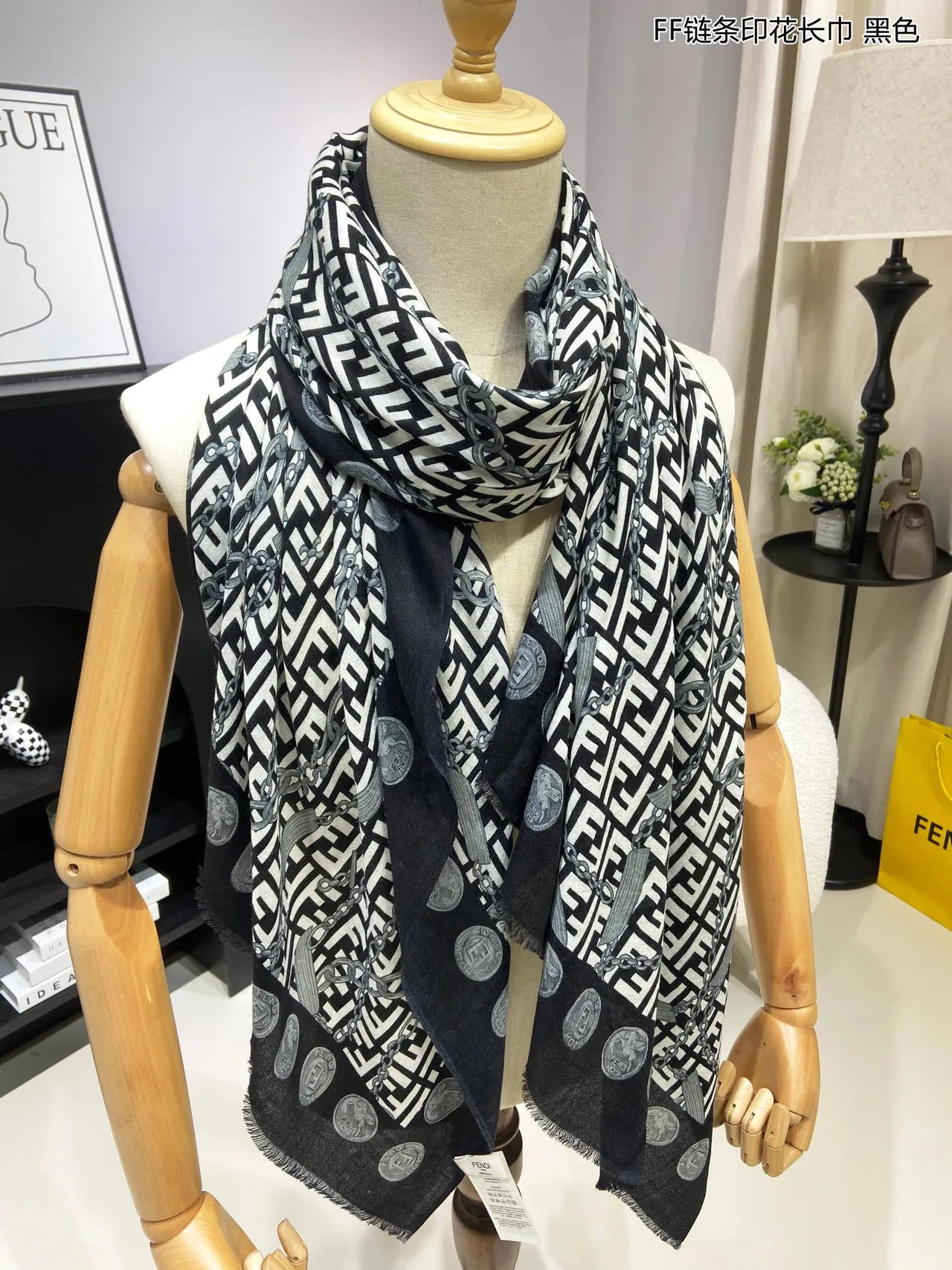 Fendi FF Chain Print Écharpe de Soie Noire 7