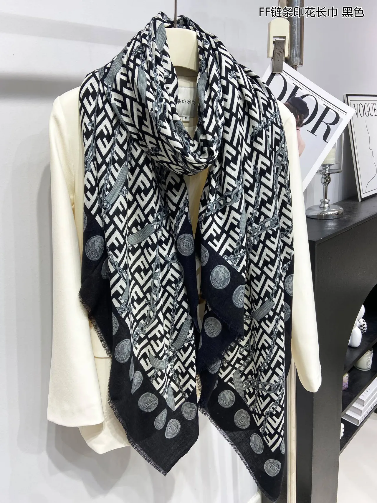 Fendi FF Chain Print Écharpe de Soie Noire 9