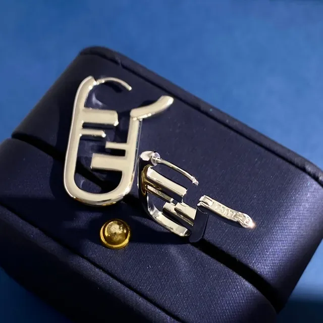 أقراط أذن Fendi FF Logo ذهبي بيضاوي 7