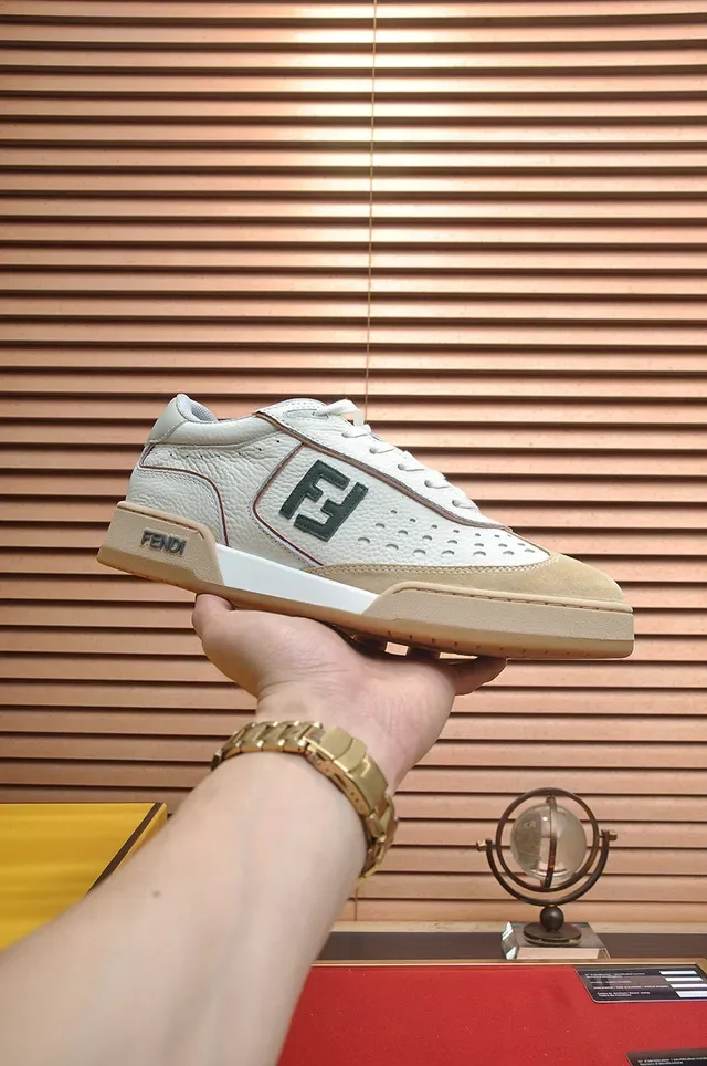 Fendi FF Logo Sneakers Lifestyle en Cuir Perforé 2