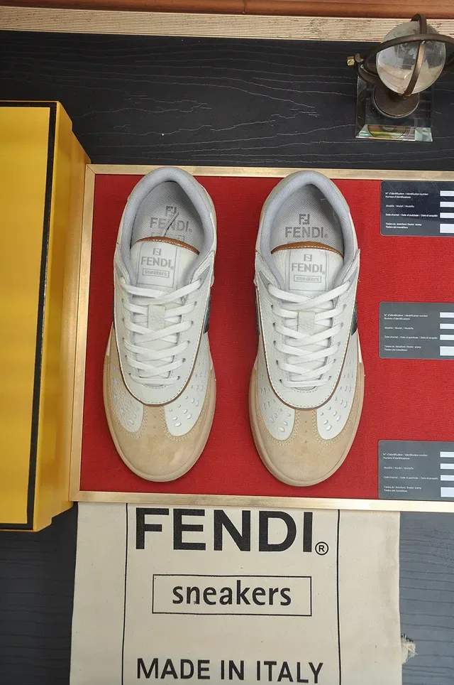 Fendi FF Logo Sneakers Lifestyle en Cuir Perforé 3