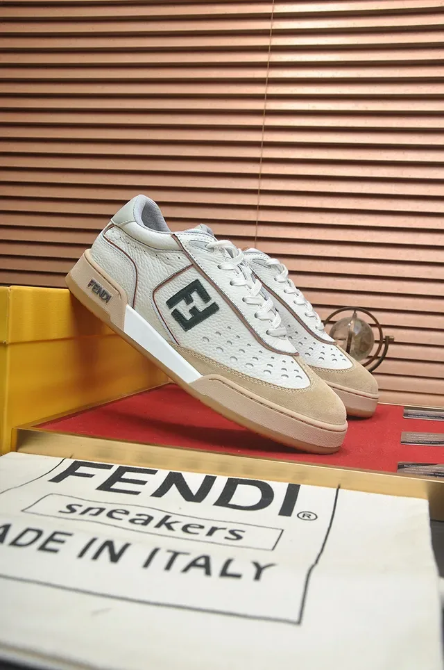 Fendi FF Logo Sneakers Lifestyle en Cuir Perforé 4
