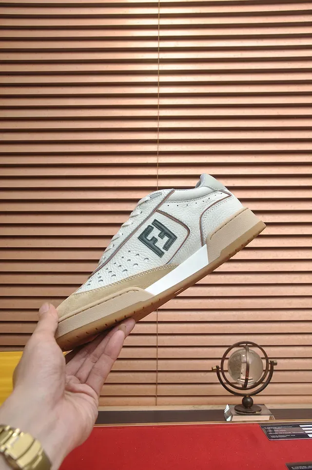 Fendi FF Logo Sneakers Lifestyle en Cuir Perforé 5