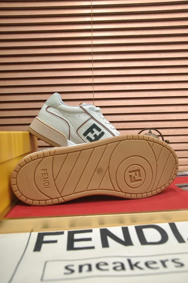 Fendi FF Logo Sneakers Lifestyle en Cuir Perforé 7