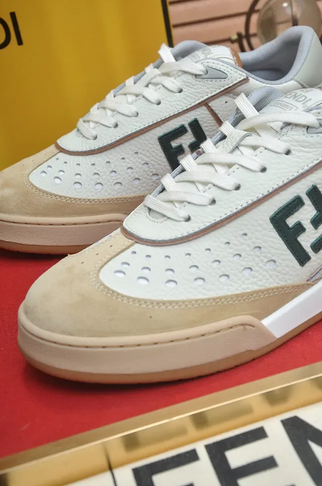 Fendi FF Logo Sneakers Lifestyle en Cuir Perforé 8