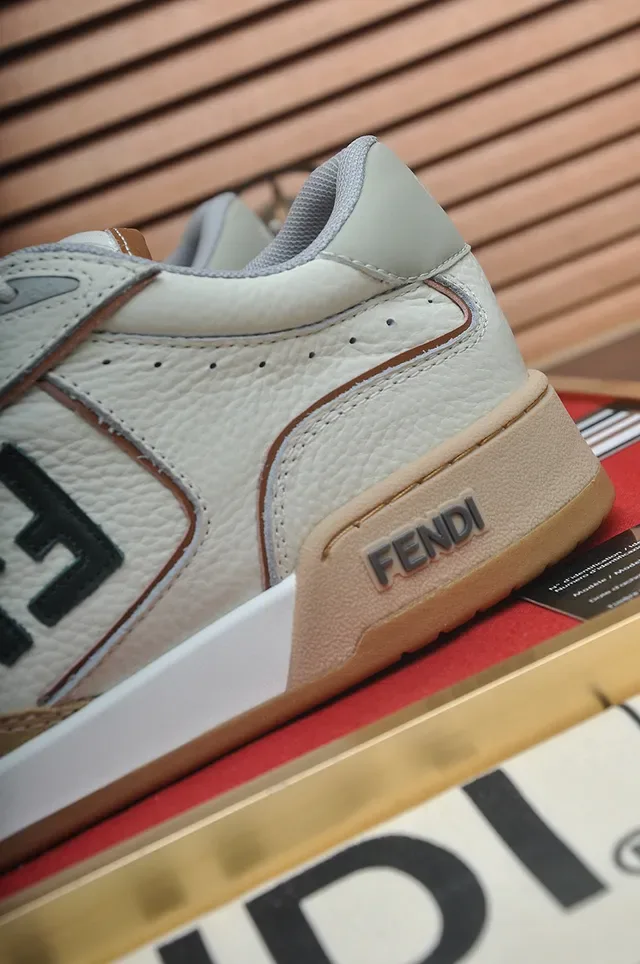 Fendi FF Logo Sneakers Lifestyle en Cuir Perforé 9