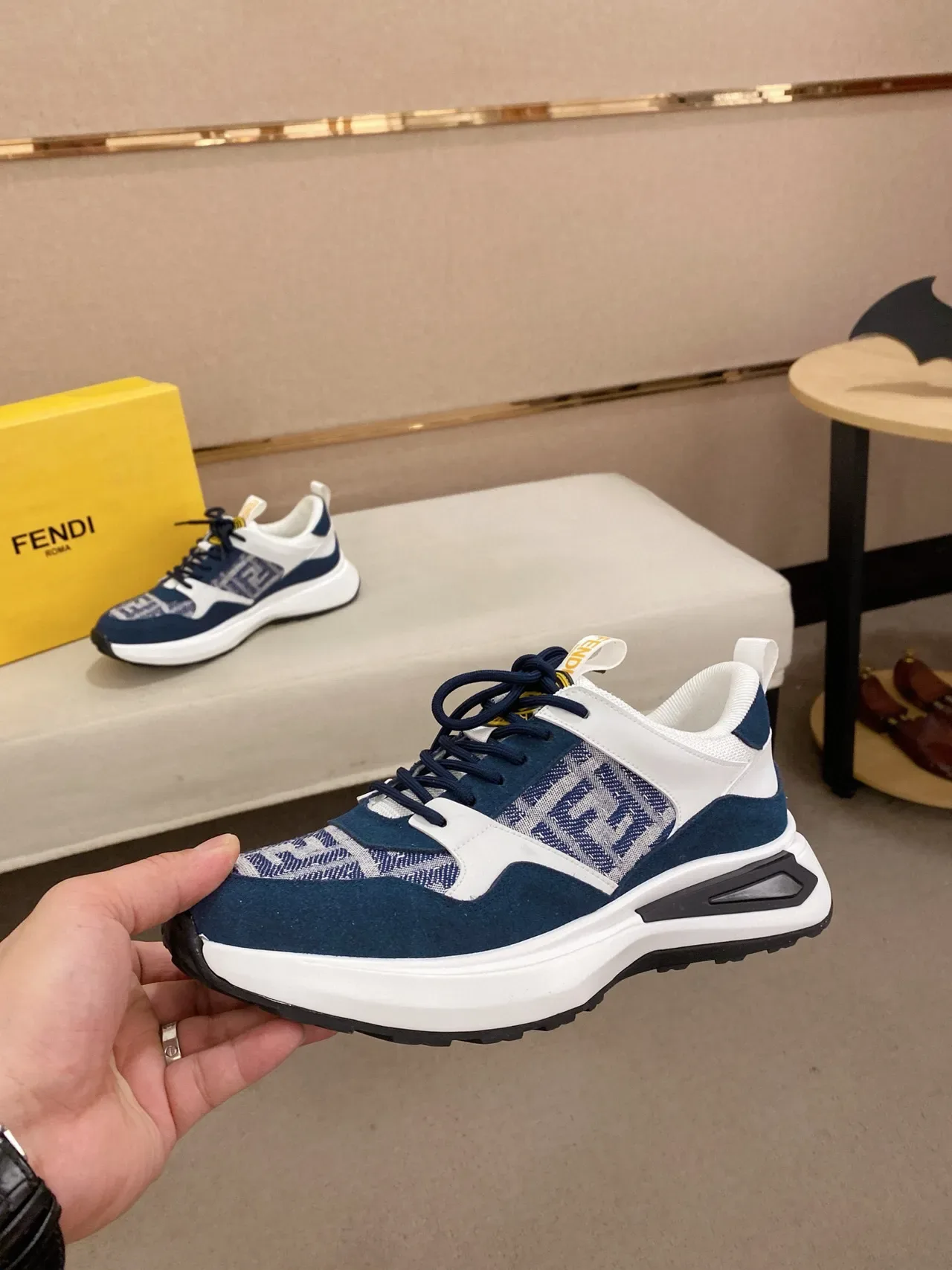 Fendi FF Monogram sneakers lifestyle à panneaux navy et blanc 3