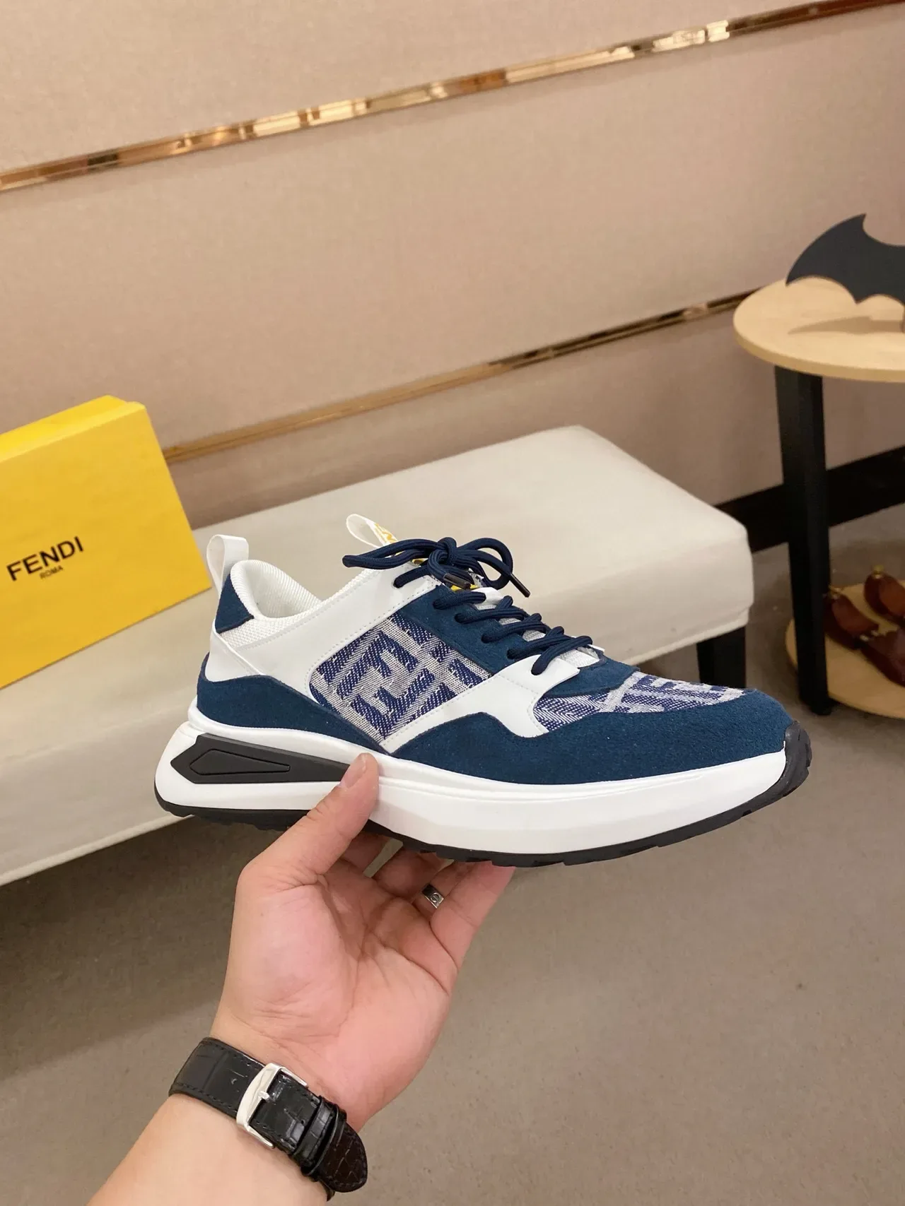 Fendi FF Monogram sneakers lifestyle à panneaux navy et blanc 4