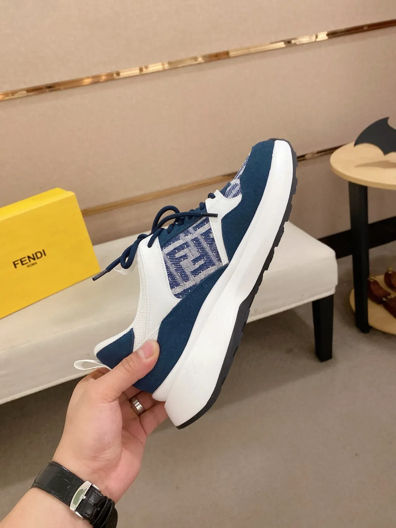 Fendi FF Monogram sneakers lifestyle à panneaux navy et blanc 5