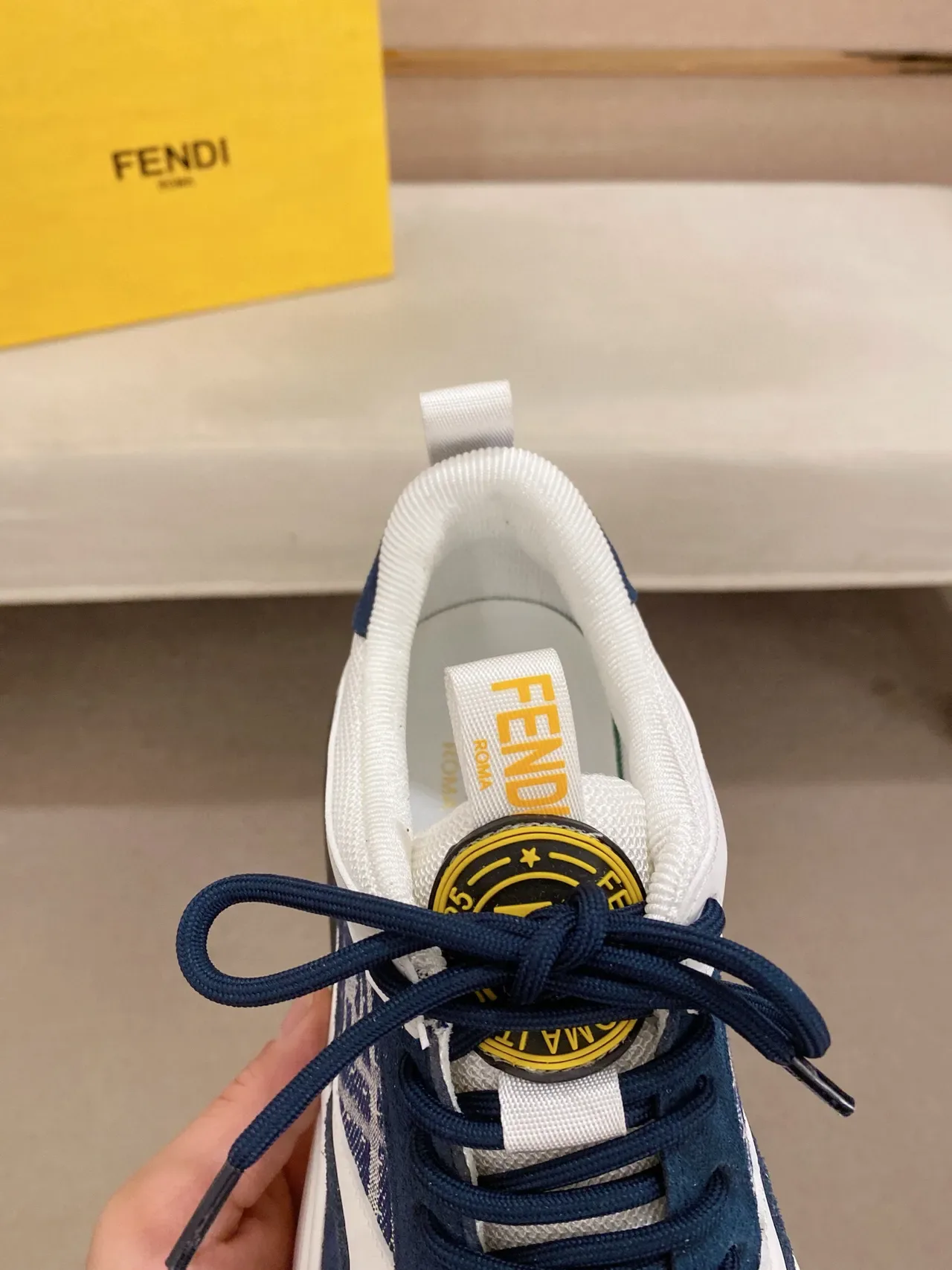 Fendi FF Monogram sneakers lifestyle à panneaux navy et blanc 6