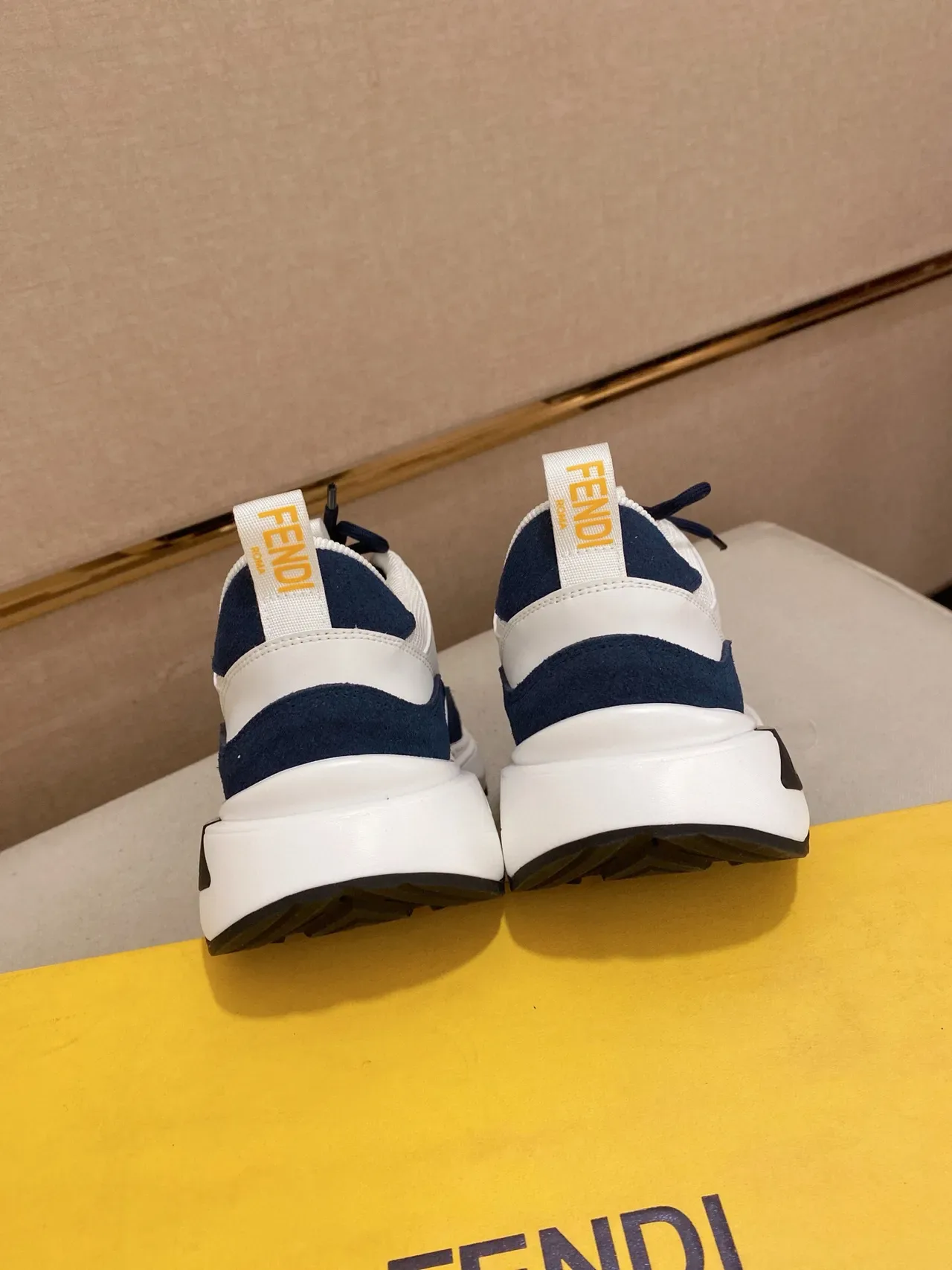 Fendi FF Monogram sneakers lifestyle à panneaux navy et blanc 7