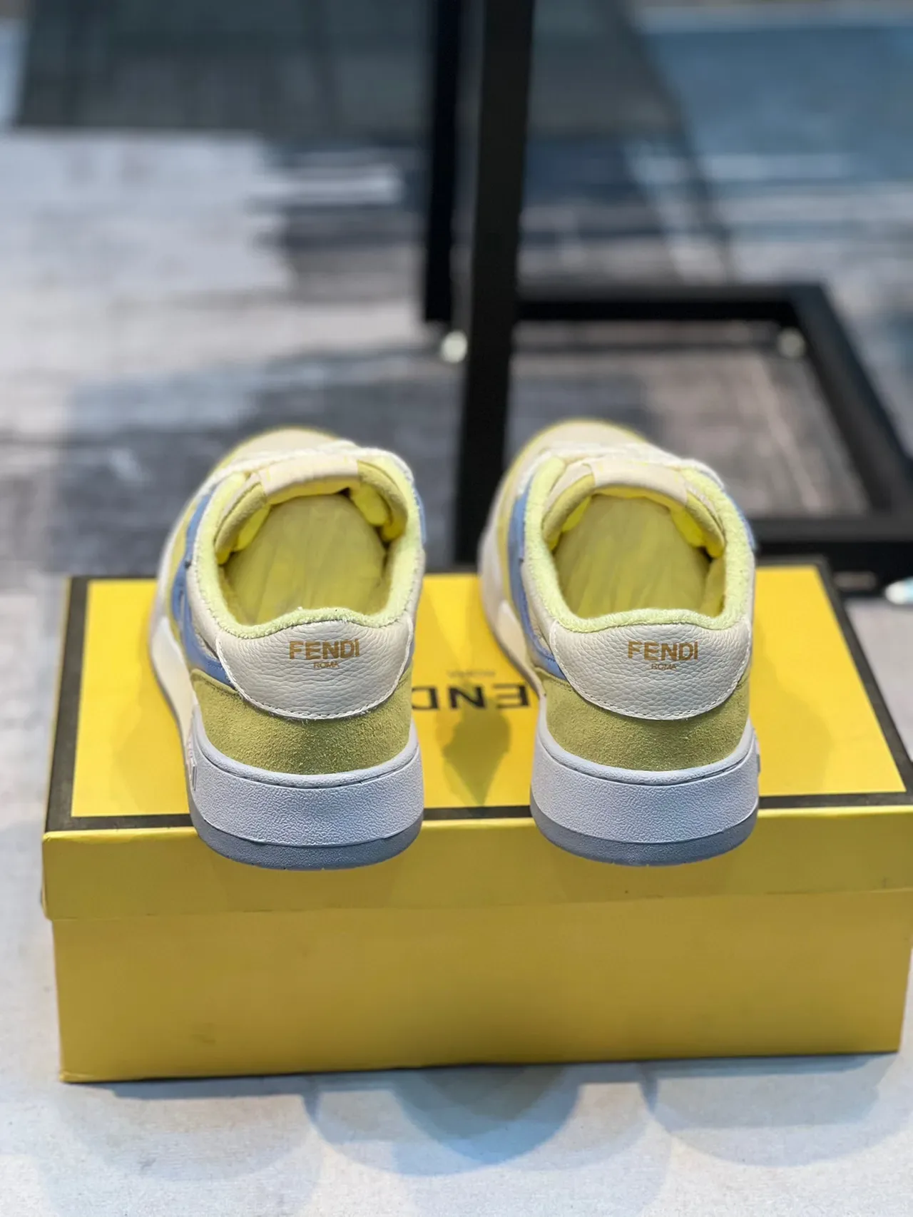 Fendi FF Jaune Bleu Low-Top lacets multi panneaux daim et cuir supérieur lifestyle sneakers 2
