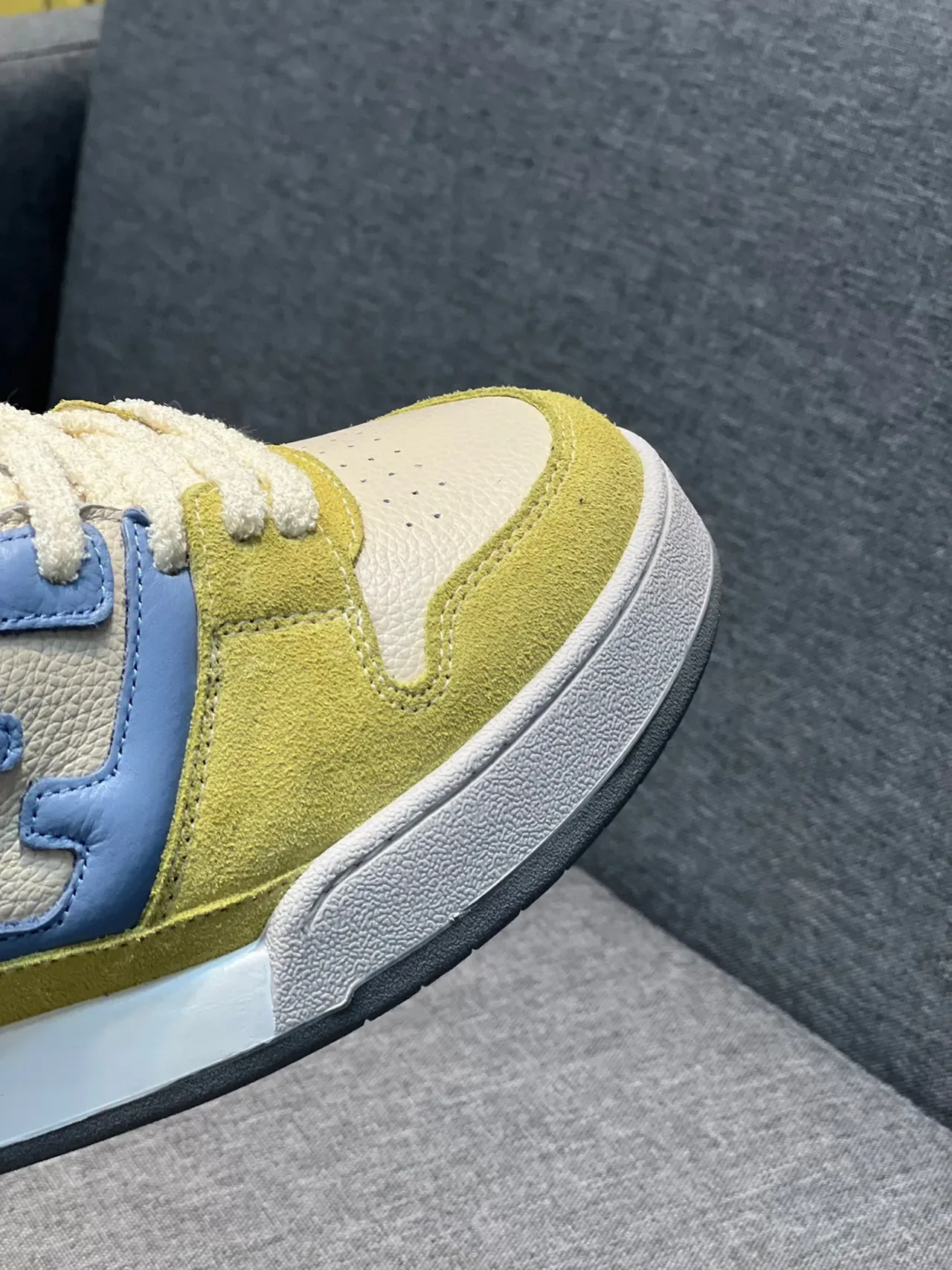 Fendi FF Jaune Bleu Low-Top lacets multi panneaux daim et cuir supérieur lifestyle sneakers 3