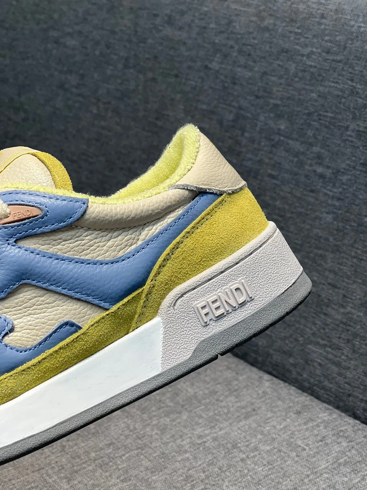 Fendi FF Jaune Bleu Low-Top lacets multi panneaux daim et cuir supérieur lifestyle sneakers 8
