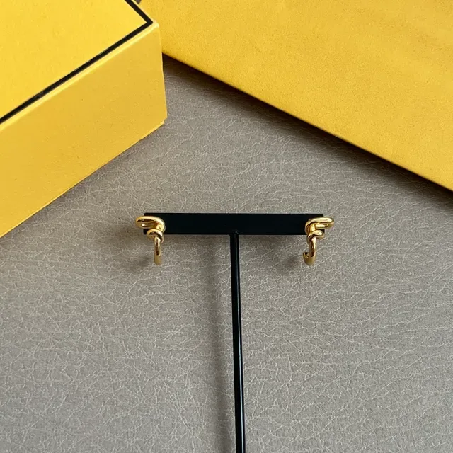 أقراط أذن Fendi مع عقدة بلون ذهبي 3