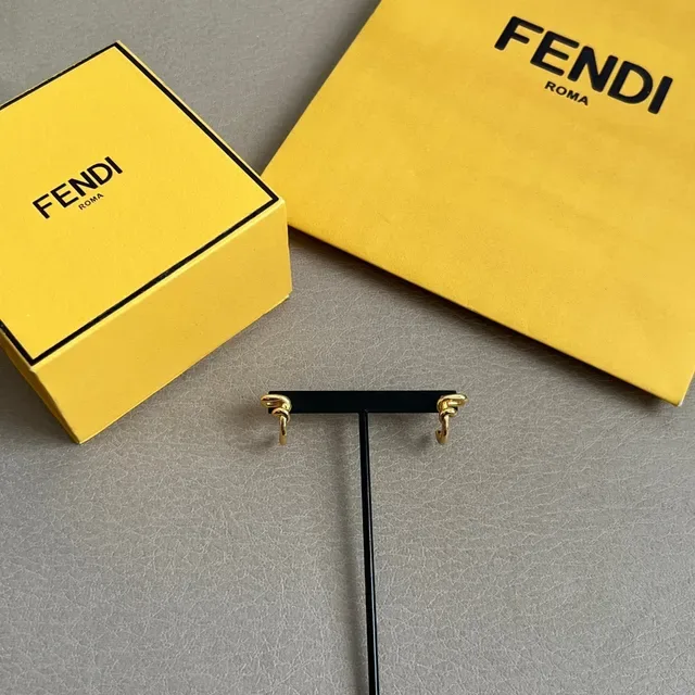 أقراط أذن Fendi مع عقدة بلون ذهبي 6