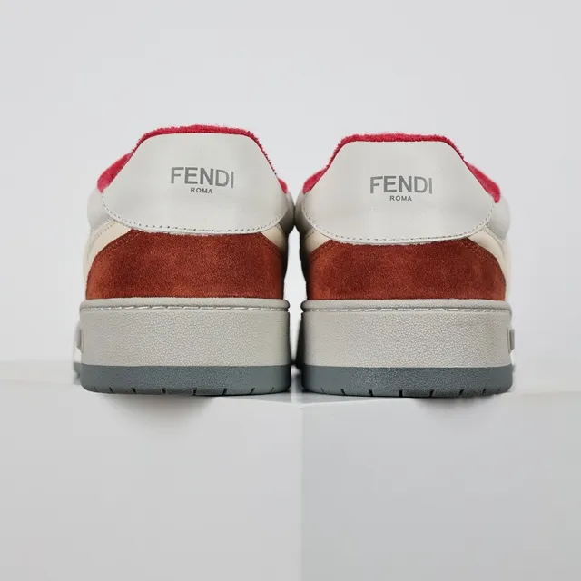 Sneakers Lifestyle Fendi Rouge Beige Daim et Cuir Layered Overlay Abstrait Inspiré du FF Lifestyle Sneakers 8