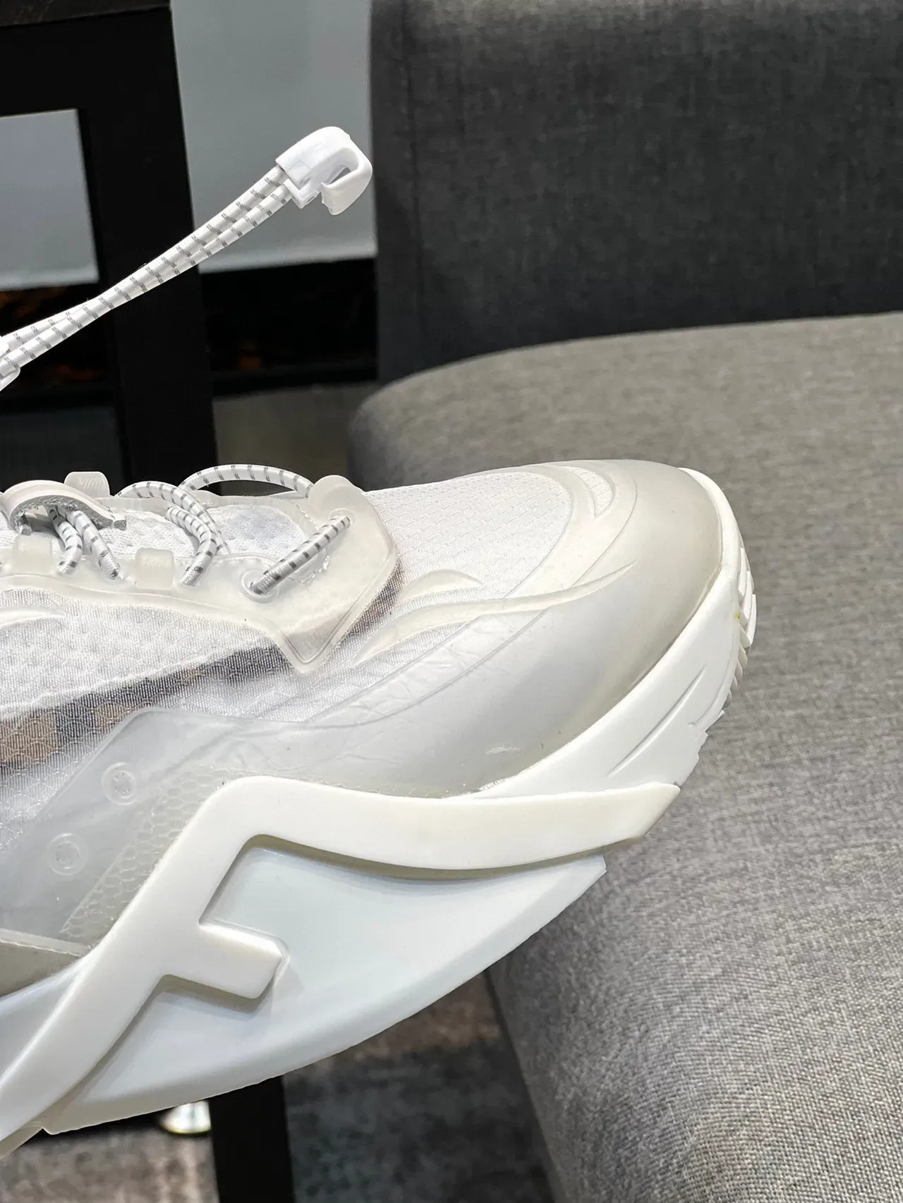 Fendi Mania Runner Tênis Chunky Brancos com Overlay Transparente 3