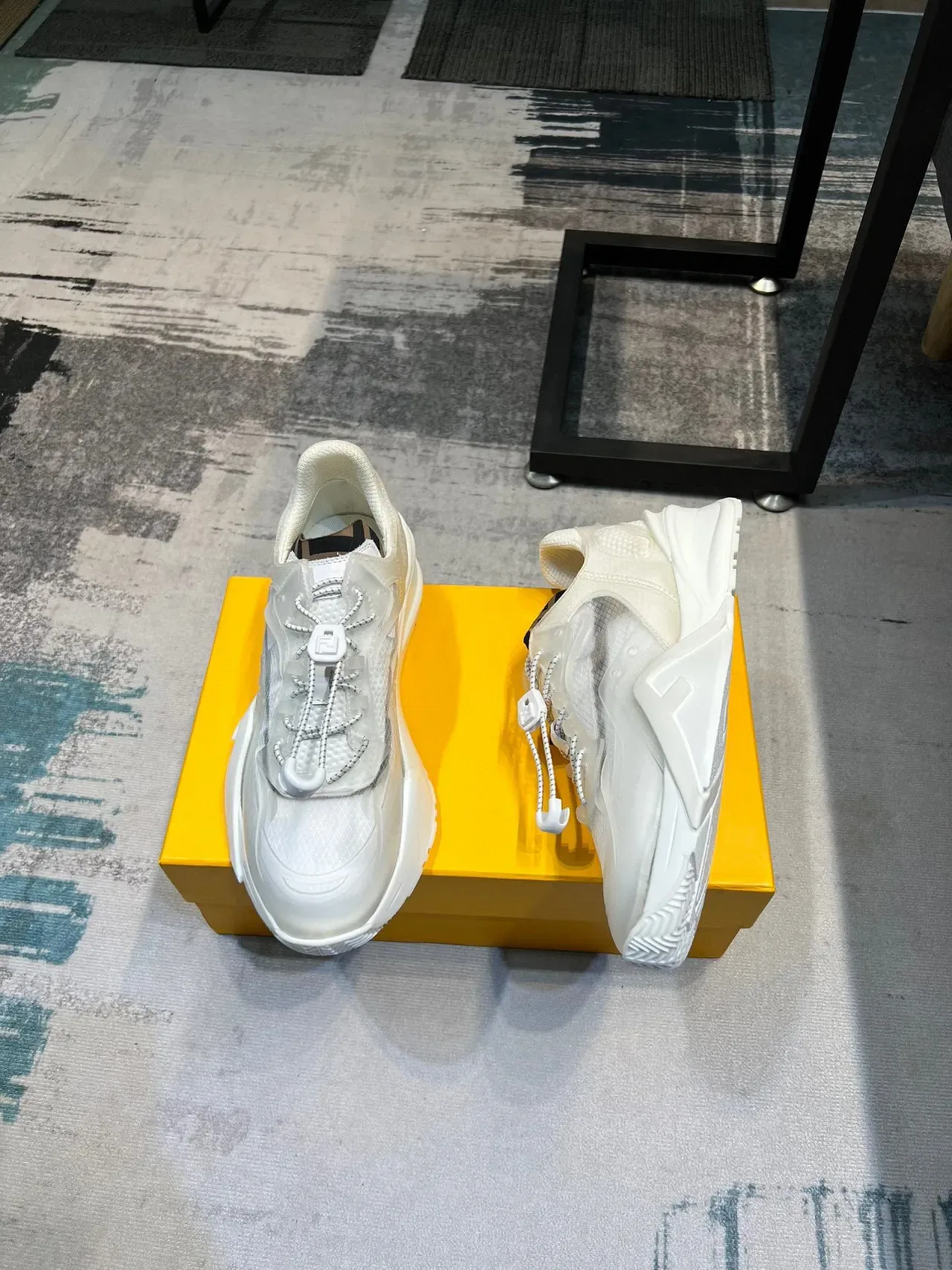 Fendi Mania Runner Tênis Chunky Brancos com Overlay Transparente 4