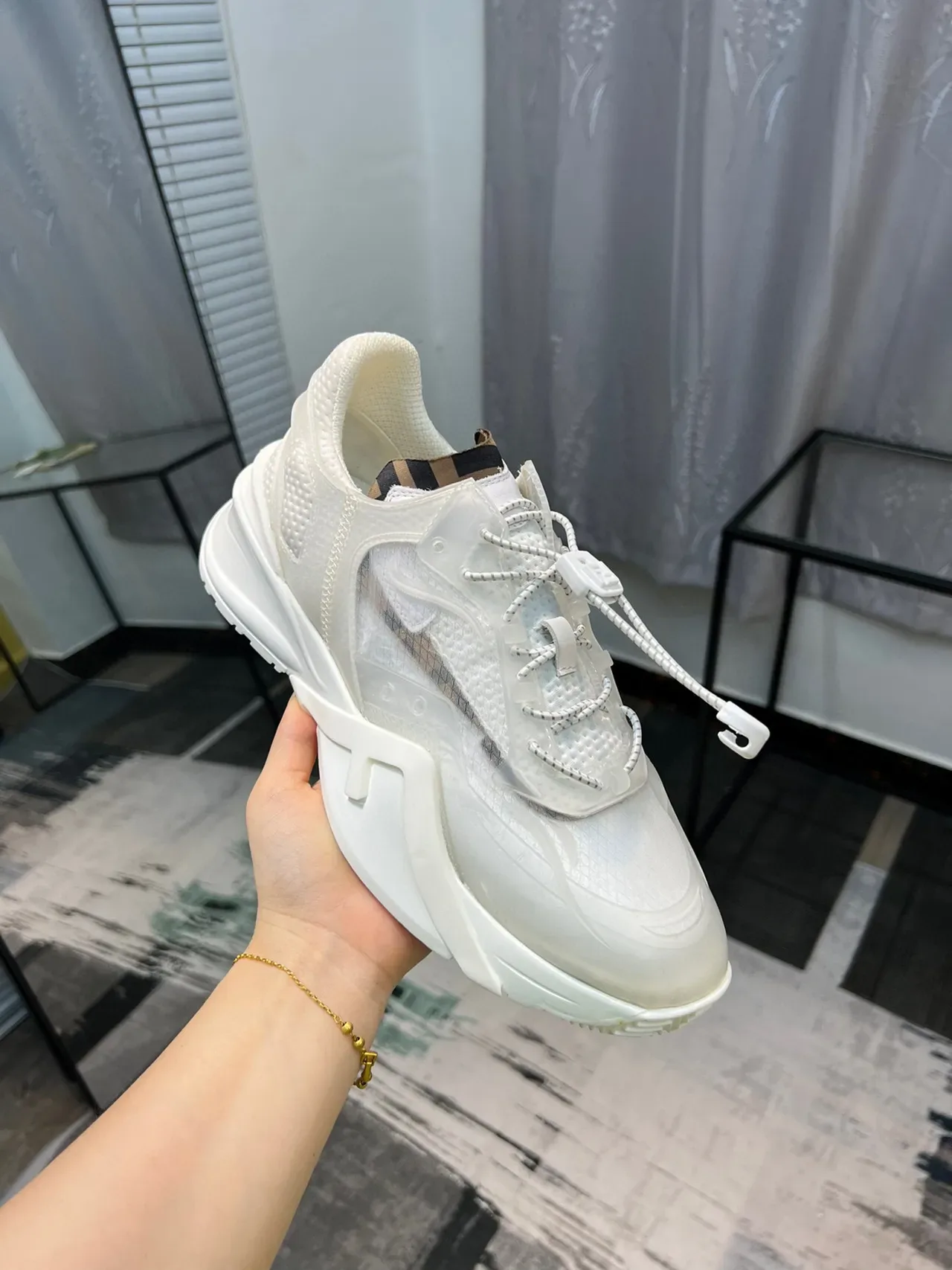 Fendi Mania Runner Tênis Chunky Brancos com Overlay Transparente 6